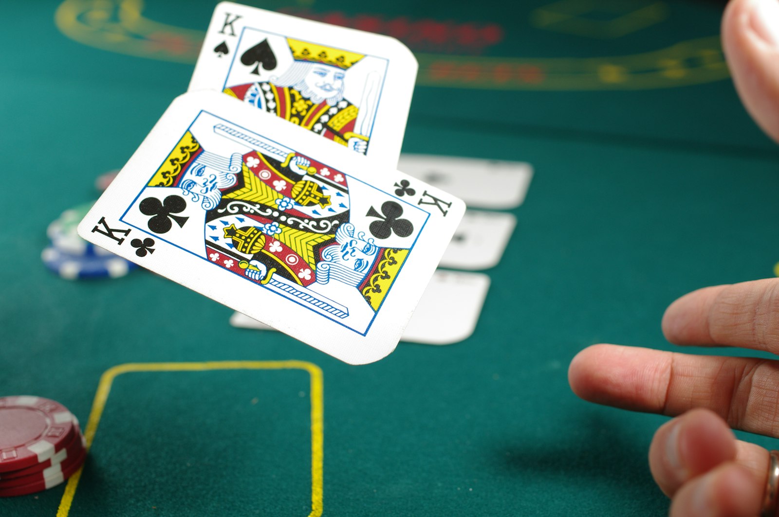 Live dealer casino tables at Crownaud